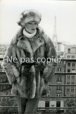 MODE REVILLON 1976 fourrure Opossum photo 23 x 15 cm tour Eiffel Paris