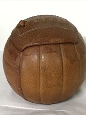 Original vide poche porcelaine et cuir Ballon Handball de GRAND VENEUR à  Paris