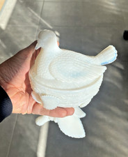 Sucrier boite en opaline pigeon sur son nid signé SV pour Schmid Verreries.