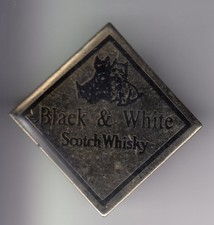 RARE PINS PIN'S ..  ALCOOL SCOTCH WHISKY BLACK AND WHITE CHIEN DOG TERRIER ~DU