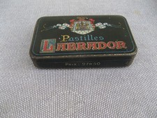 PHARMACIE - Ancienne boite en tôle litho de  PASTILLES  LABRADOR -  T.B.E