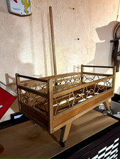 Lit de poupée en bois des