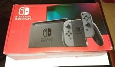 Console Nintendo Switch grise 32GO + 5 jeux et accessoires - En très bon état.