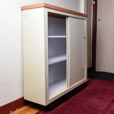 MEUBLE DE RANGEMENT EN FORMICA BEIGE, DESSUS MARRON, 4 FACADES COMPTOIR POSSIBLE