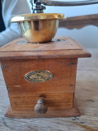 Tres rare petit - a, cafe