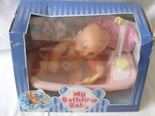 Jouets  COMI - POUPON DANS SA  BAIGNOIRE plastique