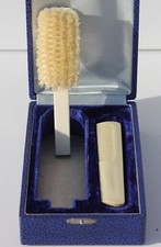 ENSEMBLE DE COIFFURE - COFFRET CONTENANT BROSSE ET PEIGNE - L. 12 cm