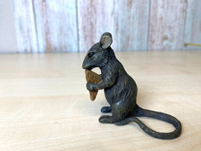 Sculpture souris avec fromage