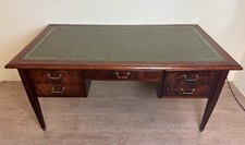 Trés grand bureau Ministre de centre style Louis XVI en acajou et filets