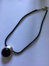 Collier avec pendentif argenté PRAT DE SEABRA en très bon état.
