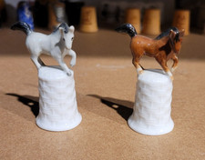Dé  à coudre de collection porcelaine lot de 2 dés sujets chevaux cheval
