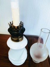 Ancienne lampe à pétrole en faience électrifiée  cheminée verre