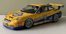 (V22) VOITURE AUTOART  1/18 PORSCHE 911 - N° 398/2000 - BLUE GIRL AVEC STRAPP