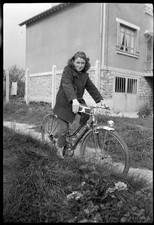 Portrait jeune fille à vélo - ancien négatif photo an.1950