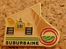 pin's pins badge automobile.  tracteur.  SUBURBAINE