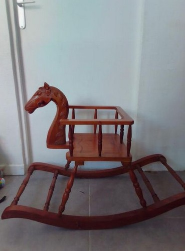 Ancien cheval bascule en - bascule,