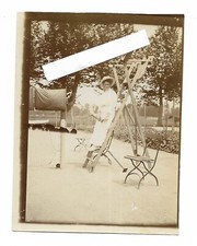 PHOTO ANCIENNE SÉPIA Années 1900 SCÈNE DE VIE DAME AU JARDIN CHAISE ARBRE