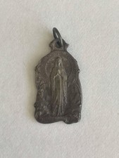 ANCIENNE MEDAILLE RELIGIEUSE VIERGE PRIANT OBJET DE DEVOTION PRIERE
