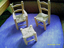 Fauteuil, chaise et tabouret de poupée. matières naturelles. Vintage