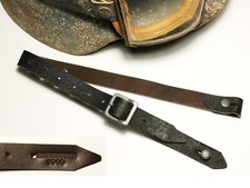 JUGULAIRE CASQUE ALLEMAND WW2 "ARTHUR HENNIG.DHOPN 1940" cuir brun, boucle acier