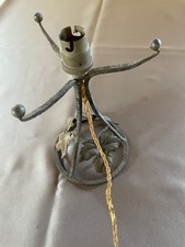 Ancien pied de lampe art-déco en fer forgé martelé à décor de feuilles de vigne