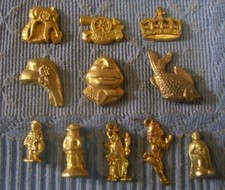 LOT DE 11 FEVES DIFFERENTES METAL DORE AN 80 BICENTENAIRE PENDENTIF ETC . N960/3