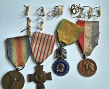 Lot 4 médailles + 11 chiffres