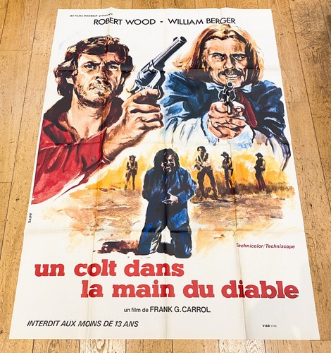 Colt dans main du diable - main,