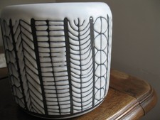 Cache-pot ou vase CAPRON céramique noire et blanche signé