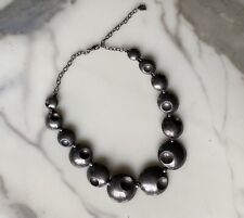 Collier moderniste ras de cou