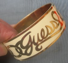 GUESS : joli Bracelet Jonc Manchette métal doré et émail crème ⌀ 6.5 cm