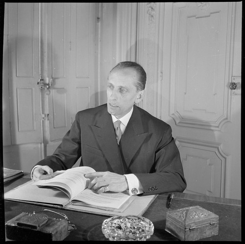 Portrait homme assis fauteuil