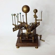 Orrery en laiton de style
