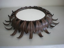 Ancien miroir soleil à décor de feuilles courbées en metal