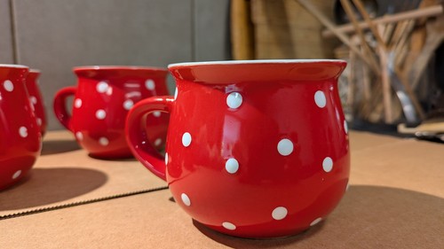 Lot tasses rouges à pois - de,