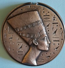  Pince à billet en bronze argenté buste de NEFERTITI, poinçon sur la tranche. .