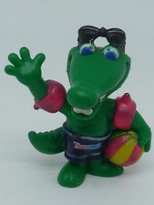 ANCIENNE FIGURINE PVC PLASTIQUE  PERSONNAGE PUBLICITAIRE *CROCODILE A LA PLAGE