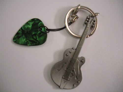 335 type guitare - /, médiator