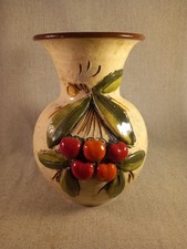 Ancien grand vase en barbotine au décor de fruits, vase vintage décor cerise