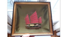DEMI COQUE BATEAU JONQUE CHINOISE  ENCADRE SOUS VERRE