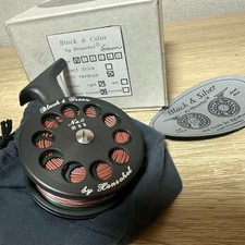 Moulinet à mouche noir et