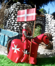 Soldat plomb MOYEN-AGE : Le PORTE-ETENDARD des HOSPITALIERS , XIII Siècle..no 67