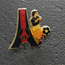 Pin’s Sport Football PSG Tour Eiffel avec Footballeur (1126)