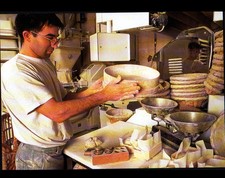 BOULANGER / OUVRIER au travail avec TAMIS à FARINE & PATE à PAIN