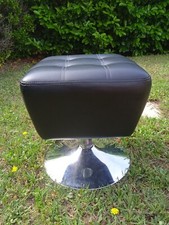 POUF REPOSE PIEDS NOIR ET CHROME / H43 L38*38