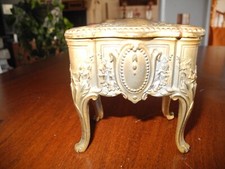 BOITE A BIJOUX EN REGULE DORE