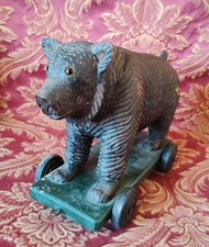 JOUET EN BOIS VINTAGE - OURS SCULPTER SUR ROULETTES