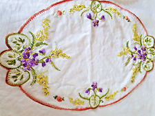 NAPPERON ANCIEN BRODE MAIN/  FLEURS  VIOLETTES ET MIMOSA/ TBE