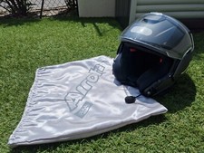 Casque de moto modulable de couleur grise et de marque AIROH