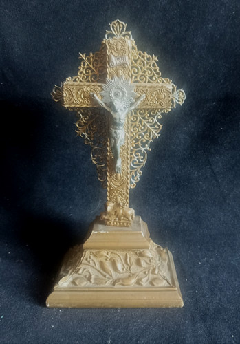 Petit crucifix doré - , sur